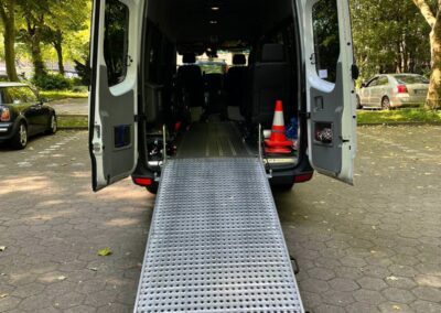 Innenansicht Fahrzeug mit Platz für Rollstühle mit Auffahrrampe