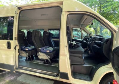 Inneransicht unseres Fahrzeugs mit Sitzplätzen