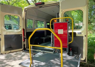 Unser Fahrzeug mit Hebebühne