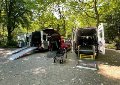 Unsere Fahrzeuge von hinten mit Auffahrrampe oder Hebebühne