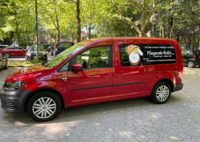 Unser kleiner VW-Caddy mit Telefonnummer und Beschriftung